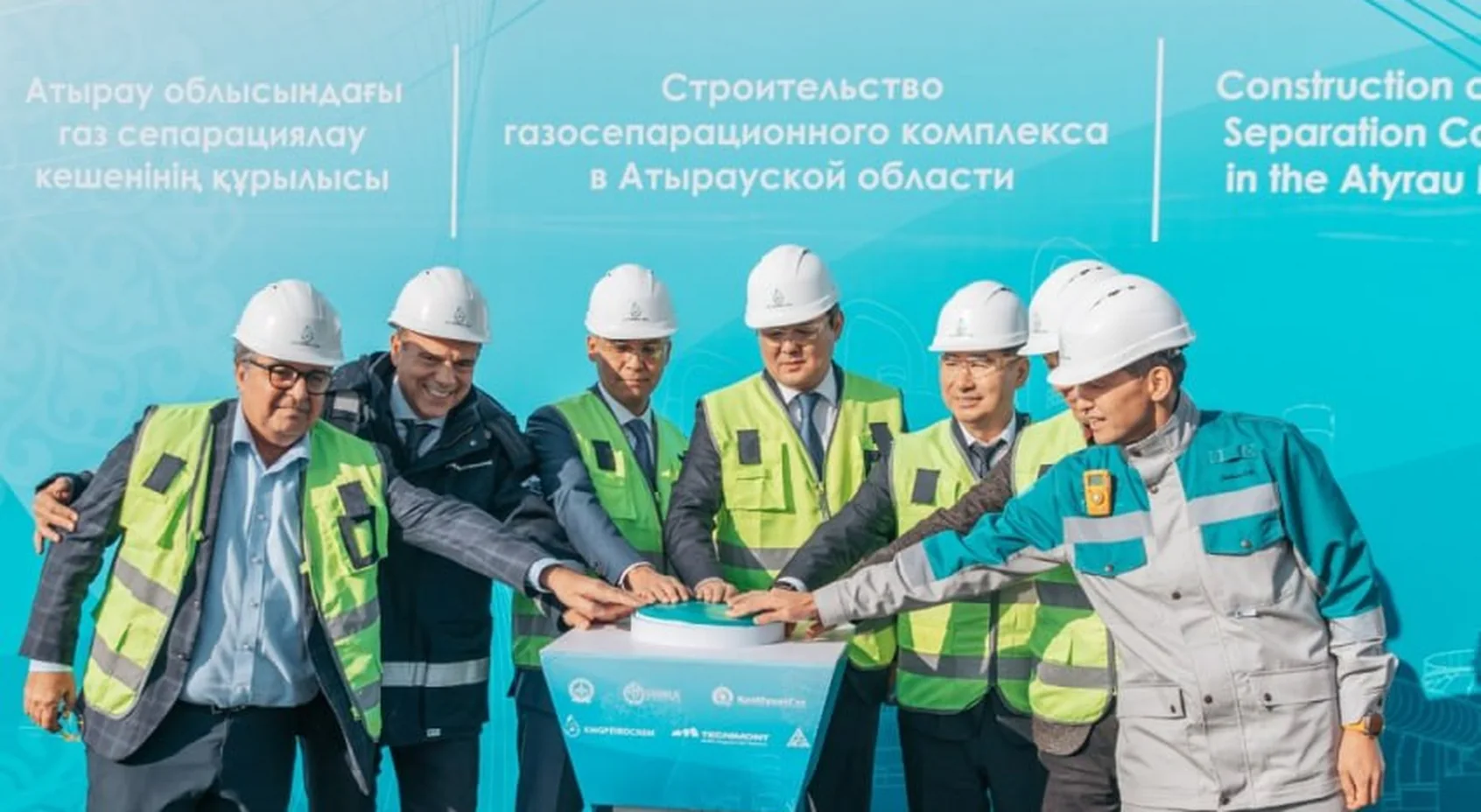 Команда DOZOR на монтаже площадки