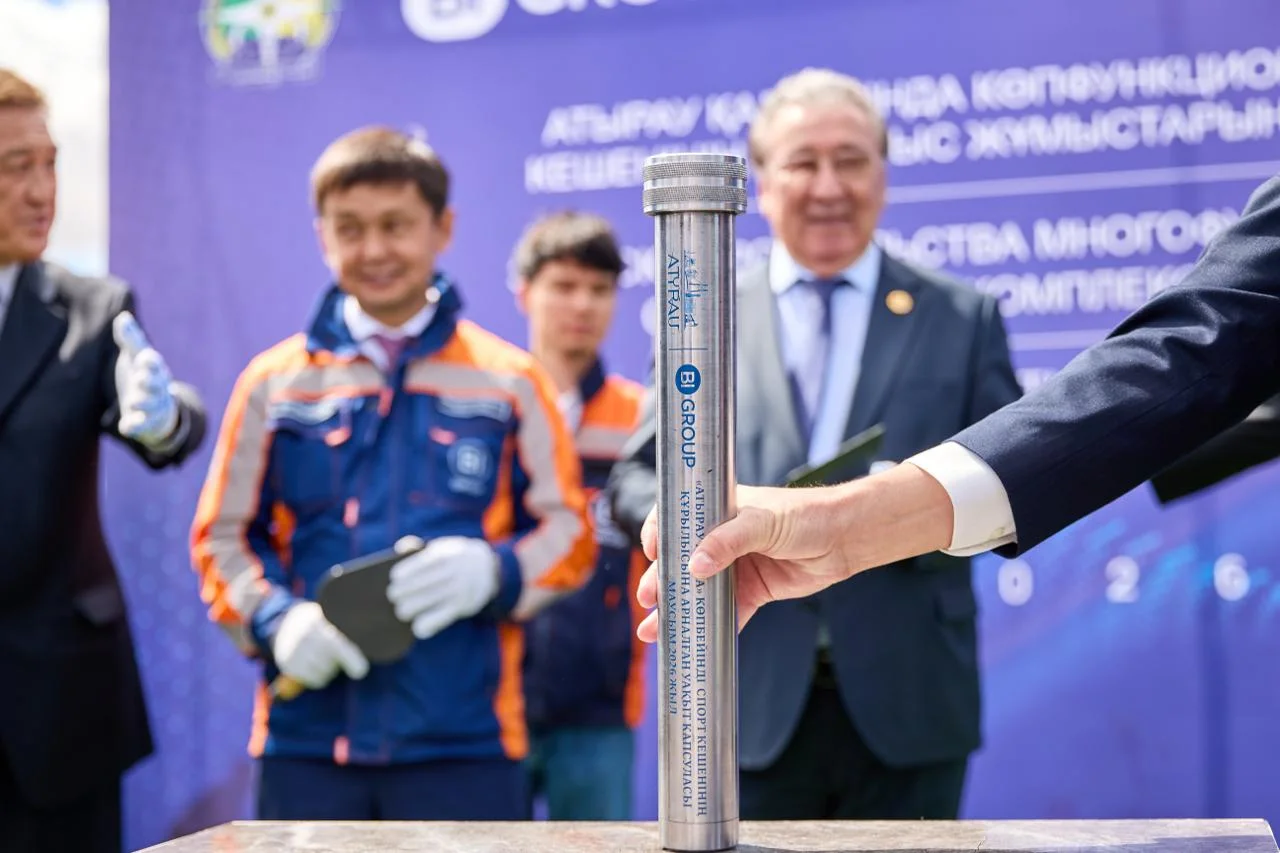 Капсула времени с гравировкой перед закладкой в постамент