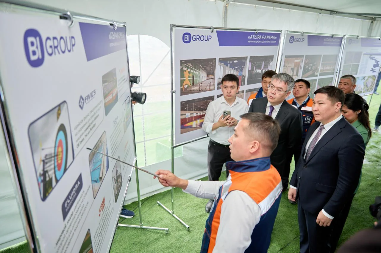 Презентационная зона в шатре: стенды проекта спорткомплекса и показ концепции гостям