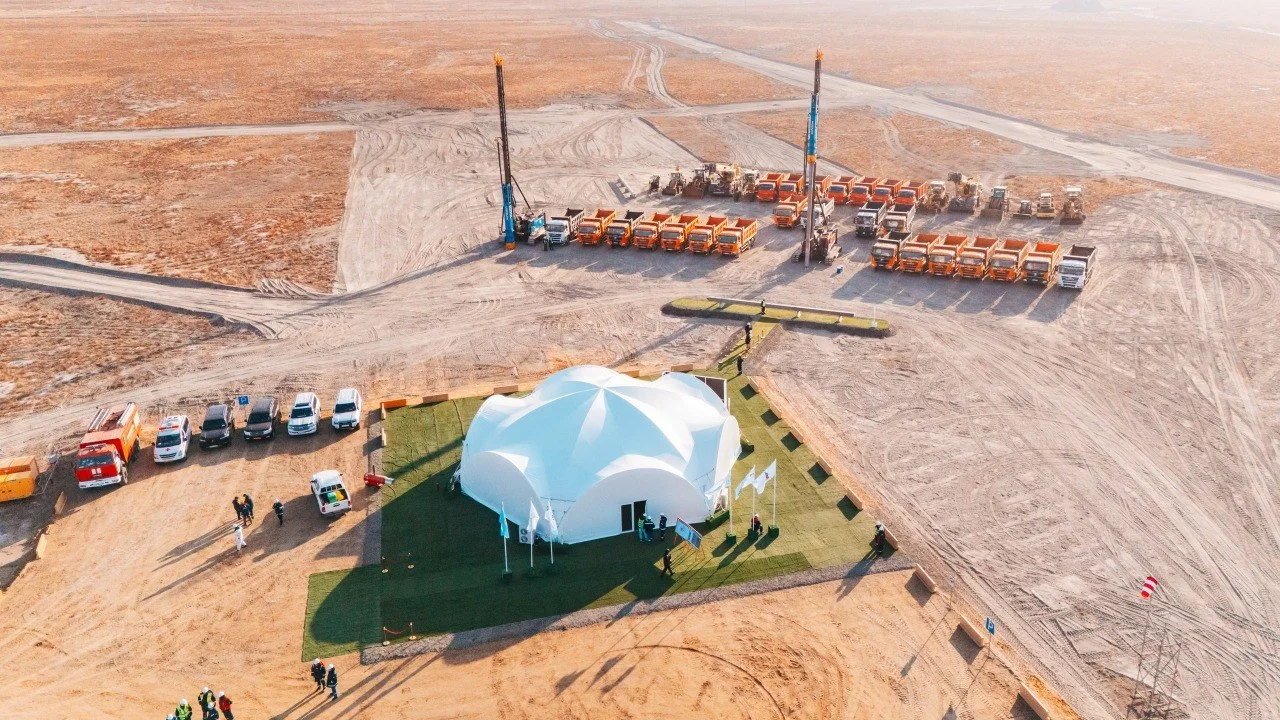 Площадка церемонии Gas Separation Complex с воздуха: шатёр, техника и сваебойные установки